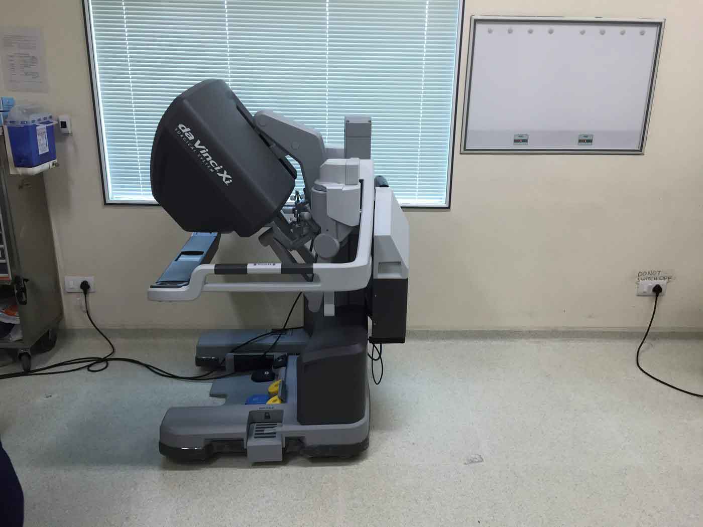The Da Vinci surgeon console at Fortis Hospital Mohali used for robotic colorectal and cancer surgery