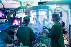 Dr. Rajeev Kapoor performing robotic surgery at Fortis Hospital Mohali